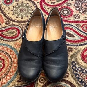 Dansko women’s Marisa black burnished Nubuck leather